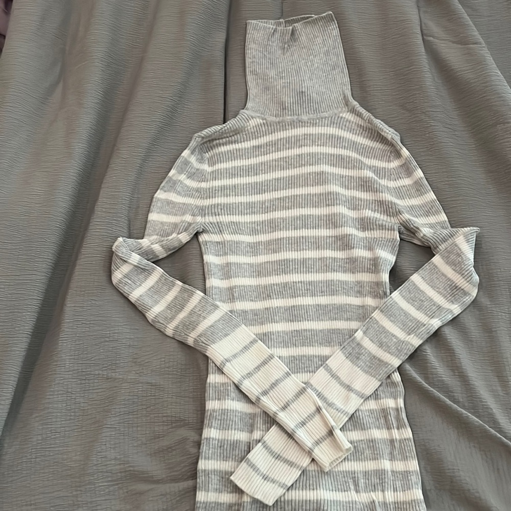 Small white and gray turtleneck